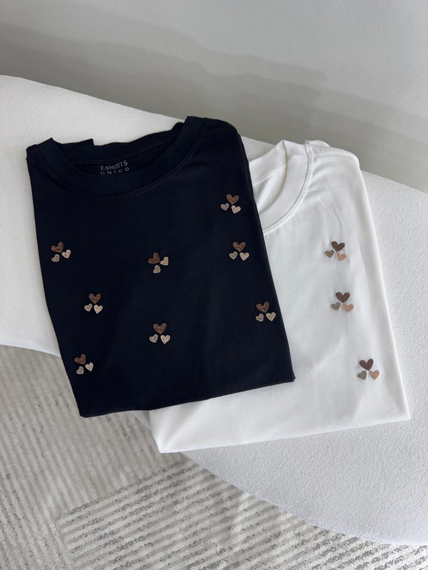 T-shirt Corações Bordados